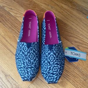 NWT Tribal Print Toms
